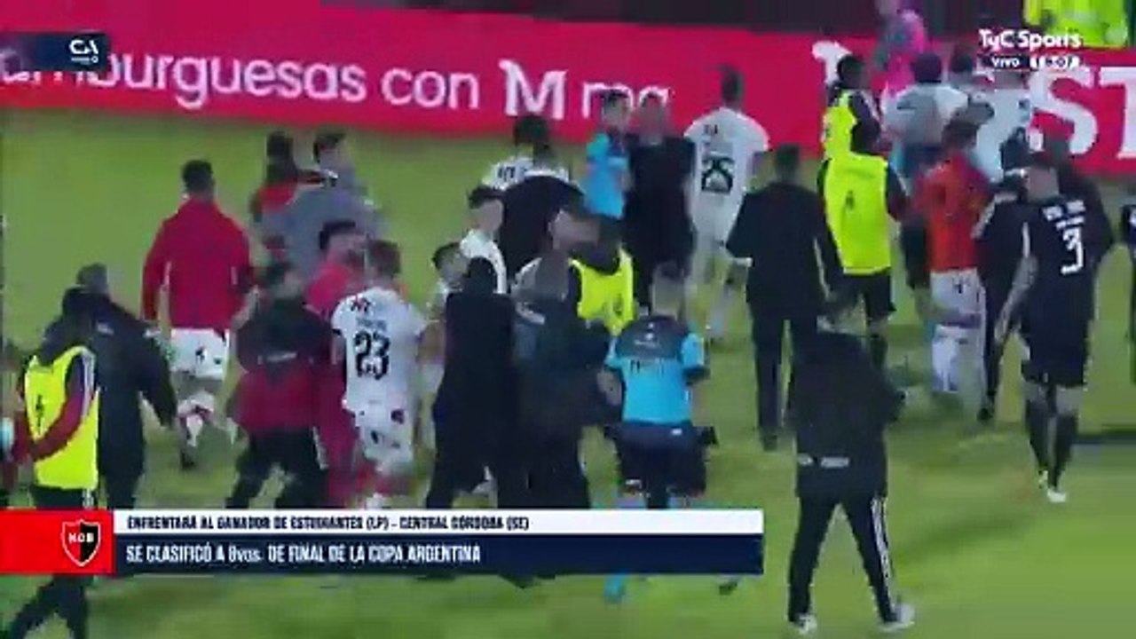 Trompadas, patadas y corridas el BOCHORNOSO final en el part-1.mp4