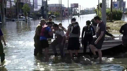Água recua e cenário de destroços começa a aparecer em Porto Alegre