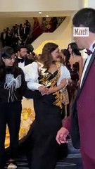 Aishwarya Rai le bras dans le plâtre et dans une robe extravagante