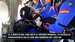 El Ejército del Aire bate el récord mundial: la patrulla paracaidista salta con una bandera de 1.350 m2