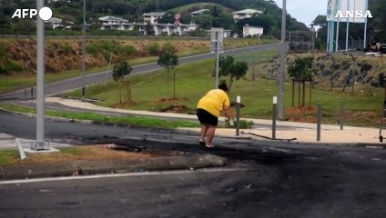 Scontri in Nuova Caledonia, i residenti di Noumea ripuliscono le strade