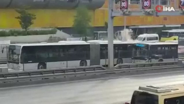 Beylikdüzü’nde metrobüsten dumanlar yükseldi, yolcular tahliye edildi