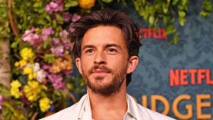 GALA VIDEO - Jonathan Bailey (La chronique des Bridgerton) en couple : que sait-on de sa vie privée ?