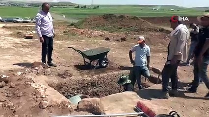 Tharsa Antik Kentte iki boğa başı bulunan mezar bulundu
