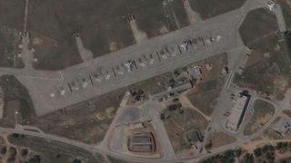衛星画像がベルベク飛行場の攻撃による被害を明らかに