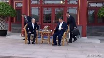 Passeggiata in un parco di Pechino Xi Jinping e Vladimir Putin