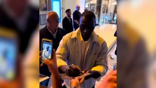 « Vous êtes raciste, madame ? » : Omar Sy répond à une remarque déplacée d’une fan à Cannes