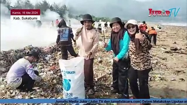 Forkopimcam Simpenan dan Ratusan Masyarakat Bersih-bersih Sepanjang Pantai Loji