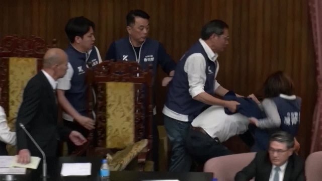 Pelea entre legisladores en el Parlamento de Taiwán en plena disputa por las reformas de la Cámara