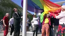 Vor dem Kanzleramt weht jetzt die Regenbogen-Flagge