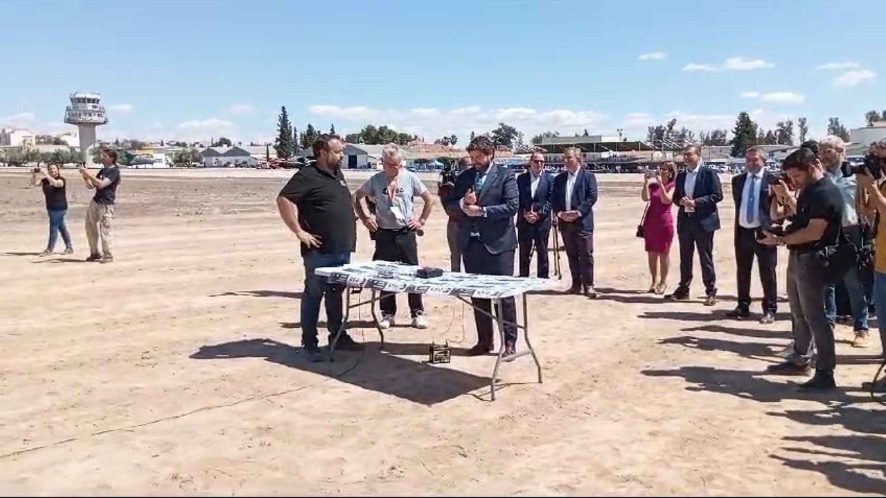 Fernando López Miras, presidente de la Región de Murcia, este viernes, haciendo despegar un cohete diseñado por alumnos de Secundaria.