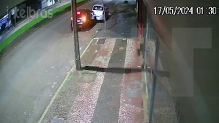 Câmera mostra Ford Fiesta atingindo traseira de Chery na Avenida Carlos Gomes