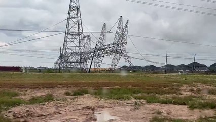¡Alrededor de 1 millón de personas en el área metropolitana de Houston, Texas, están sin electricidad debido a una severa tormenta!