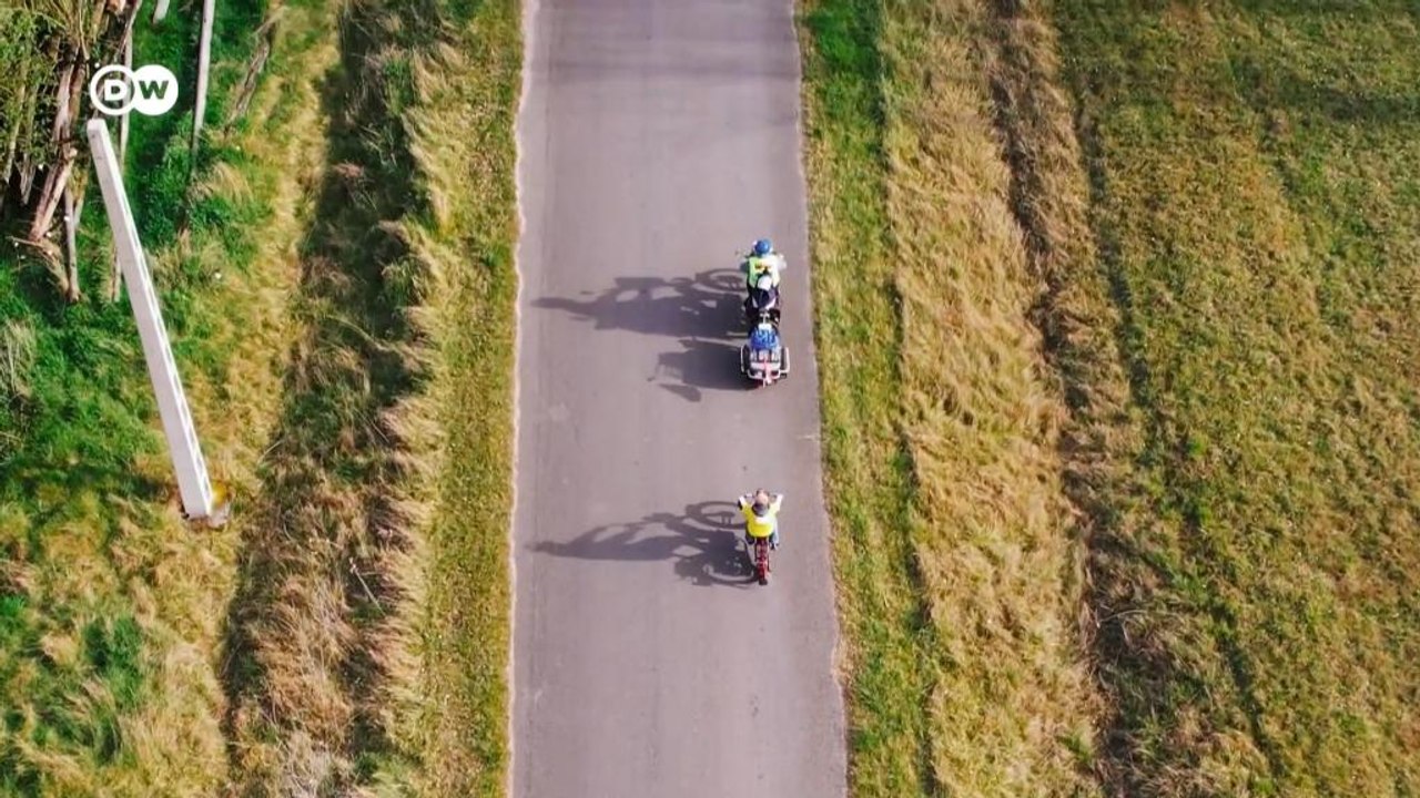 Von Ungarn nach Afrika: zwei Rentner und ihre Mopeds