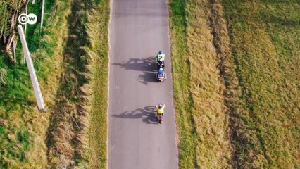 Von Ungarn nach Afrika: zwei Rentner und ihre Mopeds