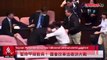 Tayvan Parlamentosu'nda yumruklar havada uçuşu! Milletvekili oyları alıp kaçtı