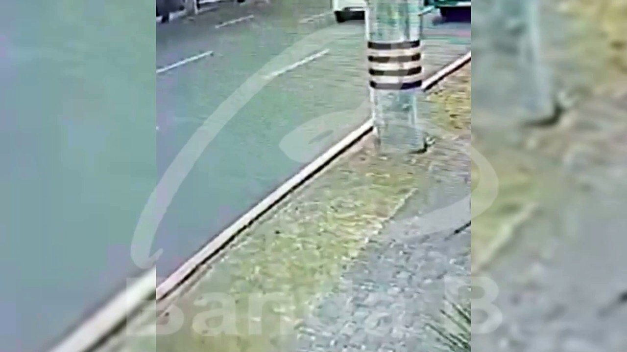 Câmera de segurança flagra batida de carro contra poste que deixou dois trabalhadores gravemente feridos no Mossunguê