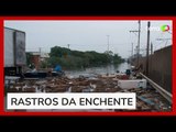 Imagens mostram que lixo tomou ruas de Porto Alegre onde a água já baixou