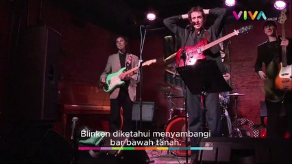 Blinken Guncang Bar Bawah Tanah Ukraina Pakai Gitar Listrik