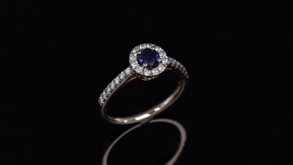 Anello in oro rosa con zaffiro tondo da 0.51 ct della collezione Prestige by Gioielleria Casavola di Noci