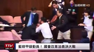 En Taiwán propusieron un proyecto de ley para reformar la constitución y un legislador se lo robó para que no puedan aprobarlo