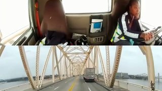 Un camion suspendu à un pont après avoir évité une voiture