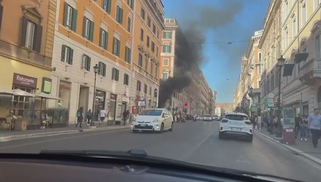 Roma, fiamme e un'alta colonna di fumo: paura in via Nazionale - Video