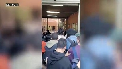 Download Video: Estudiantes ocupan el Vicerrectorado de Estudiantes de la UCM para apoyar a Palestina