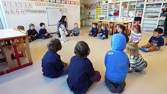 Robôs fazem parte de aulas em creche na Suíça