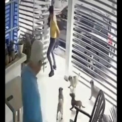 VÍDEO: Mãe evita que filho seja assaltado ao dar voadora em ladrão