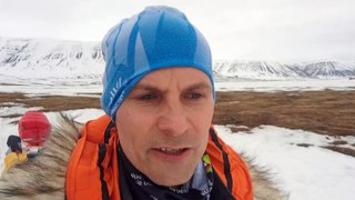 Piotr Śliwiński w drodze na  Newtontoppen na Spitsbergenie
