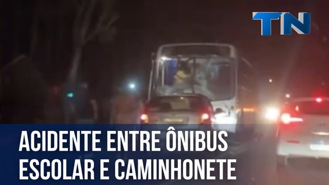 Acidente entre ônibus escolar e caminhonete