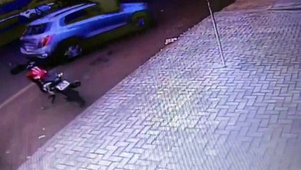 Outro ângulo: câmera mostra motorista embriagado causando acidente na Rua Souza Naves