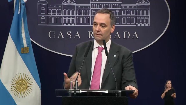 Adorni metió militantes libertarios en las conferencias de prensa