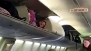 Mujer fue sorprendida en el compartimiento superior de un avión