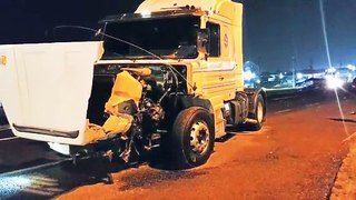 Dois caminhões se envolvem em acidente na BR-277, em Cascavel