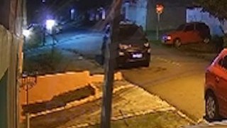 Vídeo: homem é executado a tiros em cruzamento de Curitiba; veículo é procurado