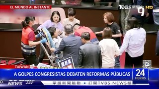 Violenta batalla campal estalla en el Congreso de Taiwán por proyecto de ley