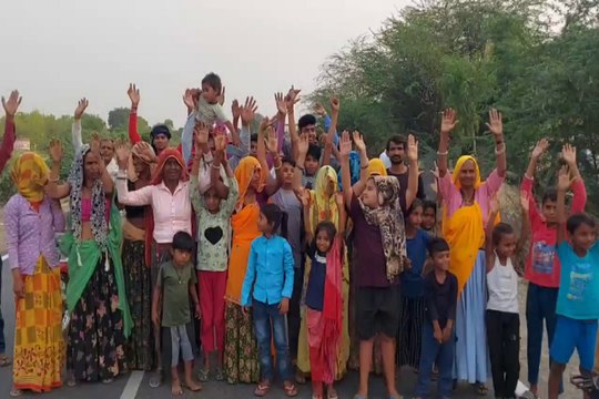 Protest : चार दिन से बिजली नहीं आ रही, गुस्साए लोगों ने लगाया स्टेट हाइवे पर जाम