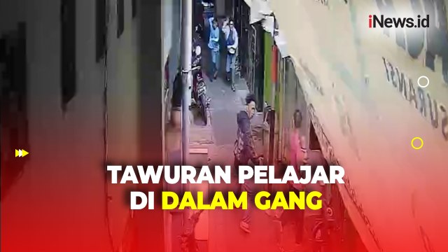 Aksi Meresahkan Pelajar Tawuran dengan Senjata Tajam di Dalam Gang Matraman