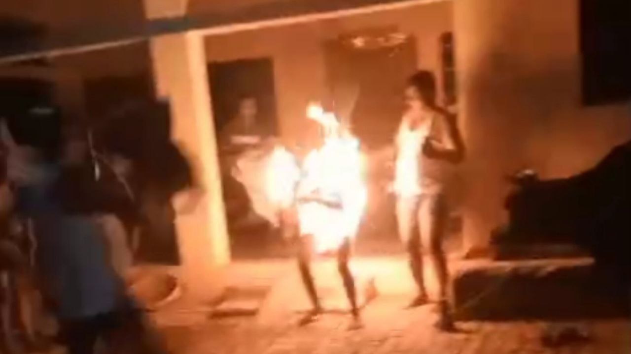 वीडियो: शराब के नशे में युवक में अपने को किया आपके हवाले, रोंगटे खड़े कर देने वाला वीडियो