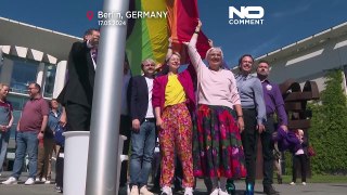 اهتزاز پرچم رنگین‌کمان در برلین در روز مبارزه با همجنس‌گراهراسی، دوجنس‌گراهراسی و ترنس‌هراسی