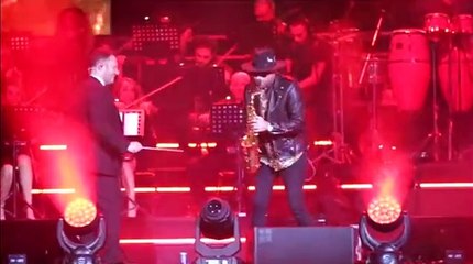 Jimmy Sax trasforma il Palazzo dello Sport in un enorme dancefloor: l'energico live del sassofonista francese
