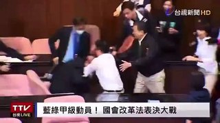 Tayvan'da parlamento karıştı; milletvekili tartışmalı yasa tasarısını çalıp kaçtı
