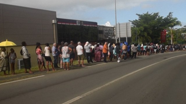 Nouvelle-Calédonie : les rares supermarchés encore ouverts pris d'assaut