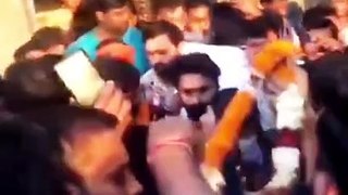 पहले पहनाई फूल माला, फिर कन्हैया कुमार को मारा थप्पड़, सोशल मीडिया पर वायरल वीडियो #KanhaiyaKumar