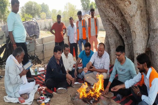 दिल्ली-मुम्बई एक्सप्रेस वे पर दुर्घटना शान्ति के लिए किया हवन यज्ञ, देखें वीडियो