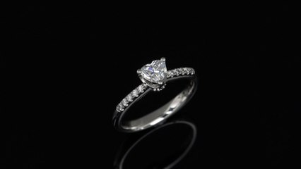 Anello solitario con diamante certificato taglio cuore da 0.40 ct della Gioielleria Casavola di Noci