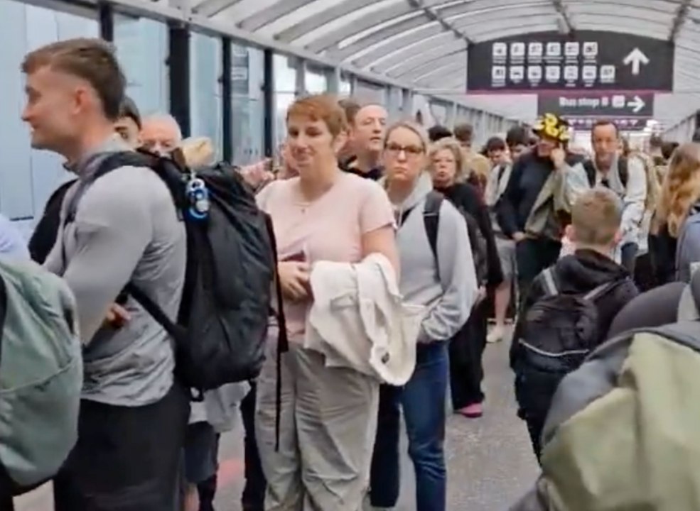 Hundreds queue outside Edinburgh Airport due to 'technical issue'