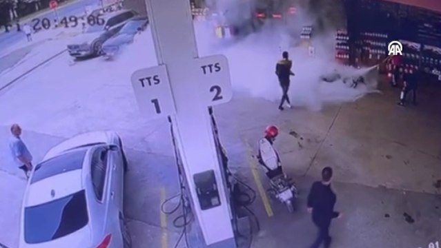 Akaryakıt istasyonunda motosiklette çıkan yangın güvenlik kamerasında